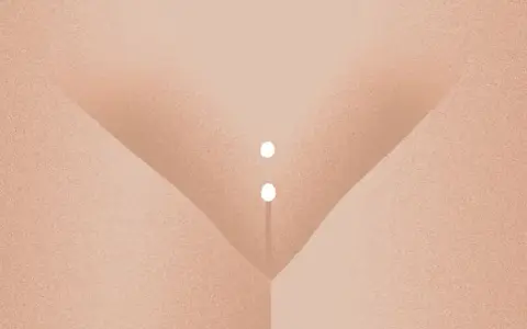Dwa białe koraliki zdobiące Christina piercing.