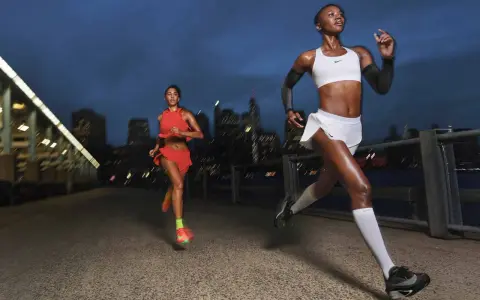 Due atlete si allenano di notte, pronte a correre tutti i giorni. La città fa da sfondo al loro impegno.