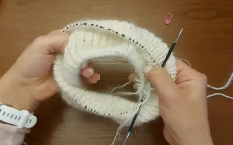 Rozciągnięty dekolt w swetrze? Napraw go sam! Skuteczne triki DIY