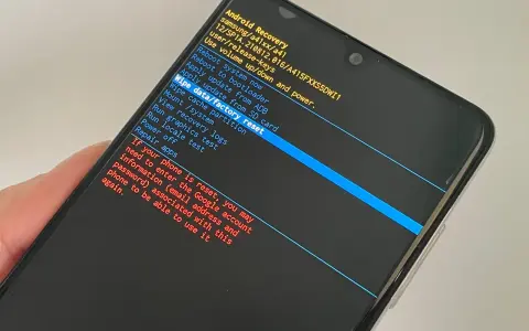 Ekran recovery Samsung. Opcja "Wipe data/factory reset" podświetlona. Pomoc w sytuacji, jak odblokowac telefon Samsung gdy zapomni sie kodu.