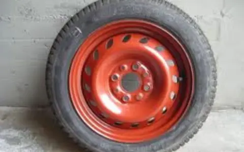 Ruota di scorta con cerchio rosso. Controllare la pressione per essere pronti in caso di emergenza.