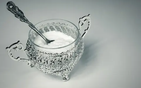 Elegancka cukiernica z łyżeczką. Czy to tradycyjny cukier, czy ksylitol na deser fit?