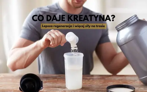 Mężczyzna przygotowuje suplement. Dowiedz się, co daje kreatyna: lepsza regeneracja i więcej siły na trasie.