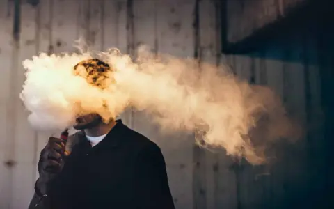 Hombre exhala una gran nube de vapor. Parece que vapear da gases.