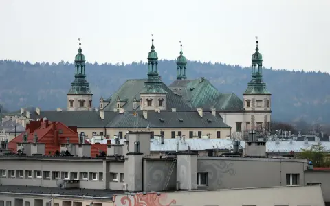 Klasztor na Świętym Krzyżu, jedna z głównych atrakcji Gór Świętokrzyskich, góruje nad miastem.