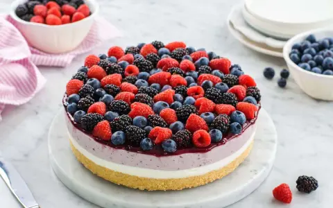 Cheesecake ai frutti di bosco con Philadelphia, un tripudio di lamponi, mirtilli e more su una base croccante.