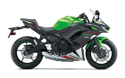 Zielono-czarny Kawasaki Ninja 650, gotowy do osiągnięcia swojej prędkości maksymalnej.