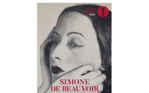 Ritratto intenso di Simone de Beauvoir, con le mani sul viso. La copertina del libro "Simone de Beauvoir" è un'icona di stile.