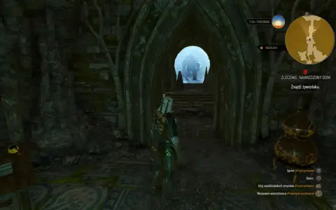 Geralt wchodzi do mrocznego korytarza w ramach zlecenia Wiedźmin 3 Nawiedzony Dom. Przed nim łukowate przejście, za którym widać mglisty krajobraz.