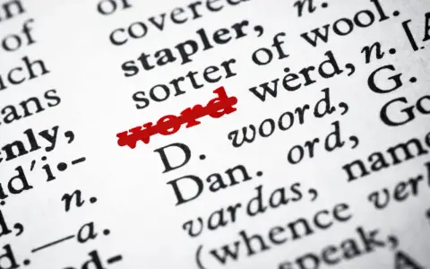 Przekreślony tekst "word" w słowniku.