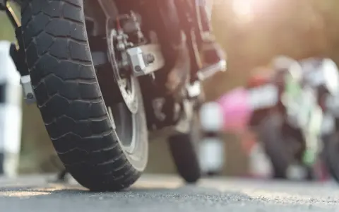 Kiedy wymienić opony w motocyklu? Przewodnik dla bezpieczeństwa