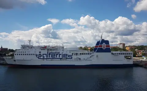 Prom Wawel, kursujący na trasie Nynäshamn-Gdańsk, cumuje w porcie. Sprawdź rozkład i zaplanuj podróż!