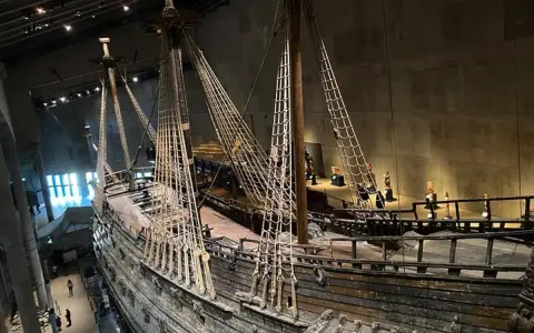 W muzeum wazy sztokholm podziwiać można wspaniały okręt Vasa, który po wiekach spędzonych na dnie morza powrócił do życia.