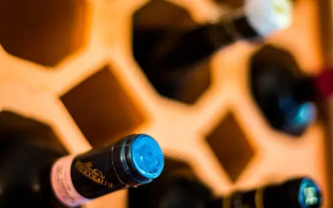 Butelki w drewnianym stojaku, jedna z etykietą "Frescobaldi". Ciekawi mnie, jak smakuje brandy.