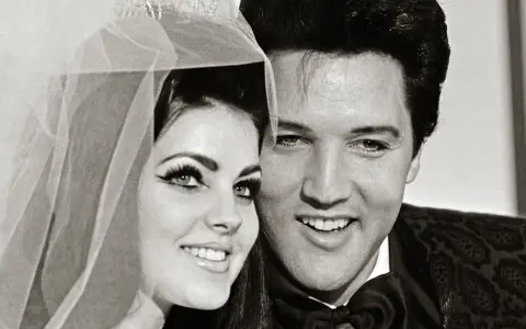 Priscilla Presley und Elvis Presley an ihrem Hochzeitstag. Ihre spätere Priscilla Presley Scheidung war ein trauriges Ende für diese Liebe.