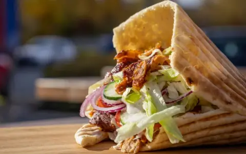 Jak wygląda kebab w Turcji? Odkryj wyjątkowe smaki i style serwowania