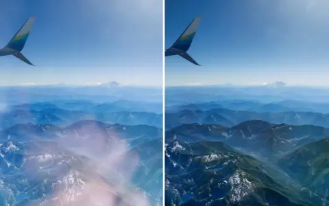 Vista aerea di montagne innevate e azzurre, con l'ala di un aereo. Un esempio di come fotografare una foto stampata, mostrando la differenza tra l'originale e una versione migliorata.