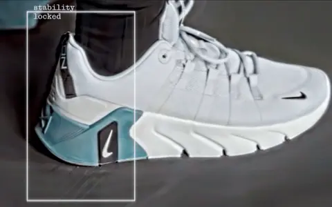 Scarpa da ginnastica bianca e azzurra con suola spessa. Per capire se ho la pianta del piede larga, osserva la larghezza della scarpa.