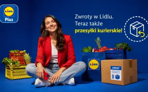 Kobieta z zakupami i paczką zwrotną. Lidl Plus ułatwia zwroty online, także przesyłki kurierskie.