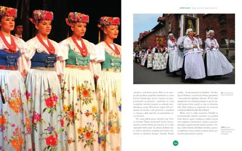 Kobiety w tradycyjnych strojach ludowych, z barwnymi kwiatami na spódnicach i ozdobnymi czepcami, prezentują twórczość ludową inaczej.