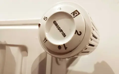 Le thermostat Giacomini affiche le chiffre 1, symbolisant une température basse. Que veut dire la lune sur un thermostat ? Ici, c'est une étoile, indiquant le gel.