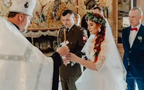 Ceremonia ślubna w cerkwi. Czy kościół katolicki uznaje ślub prawosławny? Panna młoda w wianku, pan młody w mundurze.