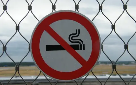 Czy można palić na chodniku? Sprawdź zasady i wyjątki w Polsce