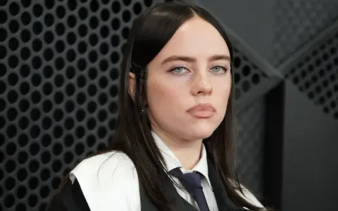 Billie Eilish, med sin karakteristiska stil, ser ut att vara i sin tidiga 20-årsålder.