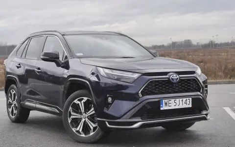 Toyota RAV4 hybryda czy benzyna – która wersja jest tańsza w utrzymaniu?