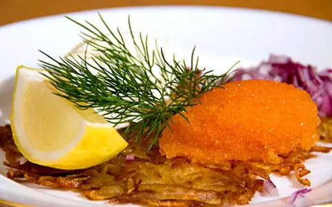 En läcker råraka med rom, dill, citron och rödlök. Ett perfekt råraka recept för en festlig måltid.