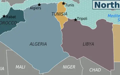 Mapa przedstawia kraje Afryki Północnej: Maroko, Algierię, Tunezję, Libię i Egipt, z dostępem do Oceanu Atlantyckiego i Morza Śródziemnego.