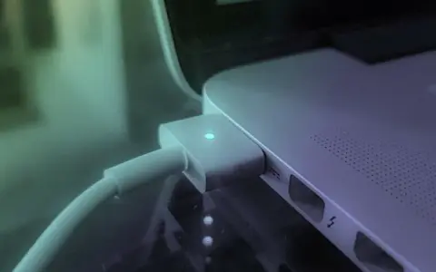 Ładowarka podłączona do laptopa. Zastanawiasz się, ile prądu zużywa komputer?