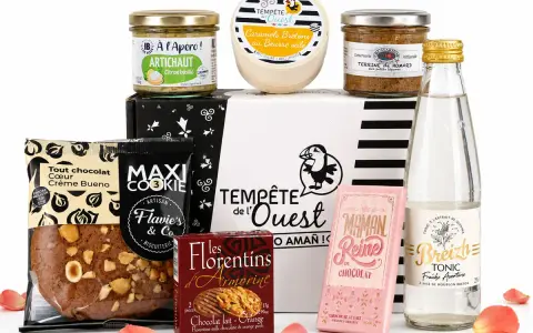 Un coffret gourmand avec une grande galette aux noisettes torréfiées, des caramels, du chocolat, des terrines et du tonic.