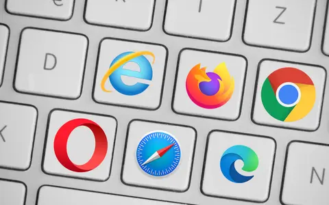 Ikony popularnych przeglądarek internetowych (Internet Explorer, Firefox, Chrome, Opera, Safari, Edge) na klawiaturze.