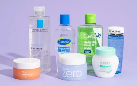 Plusieurs produits de soin, dont une eau micellaire CeraVe, sont disposés sur un fond violet.