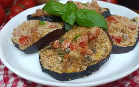 Melanzane ripiene in friggitrice ad aria, un piatto gustoso e leggero. Pomodorini, capperi e basilico per un ripieno saporito.
