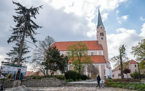 Spacer po Sobótce: kościół, park i tablice informacyjne. Atrakcje miasta czekają!