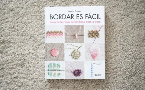 Libro "Bordar es Fácil" con ejemplos de puntadas y técnicas. Aprende qué es bordar con esta guía paso a paso.