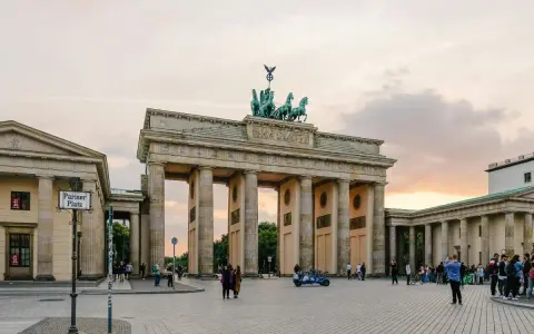 Brama Brandenburska, symbol Berlina, idealne miejsce na rozpoczęcie zwiedzania. Berlin co warto zobaczyć w jeden dzień? To właśnie!