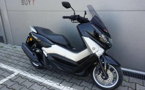 Czarny skuter Yamaha NMAX 125, idealny do miasta. Sprawdź jego dane techniczne i możliwości.