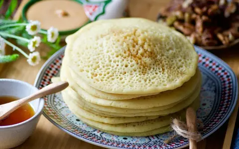 Pile de crêpes mille trou, parfaites pour une recette gourmande. Un délice à déguster avec du miel.