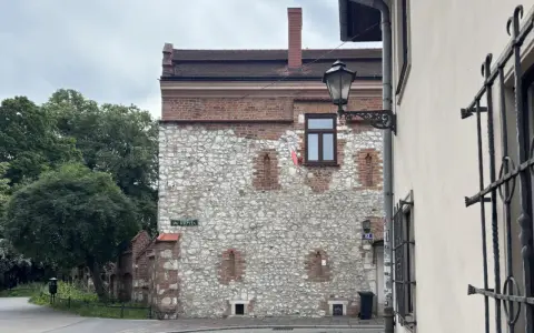 Kamienna ściana z ceglanymi elementami, być może najstarszy dom w Polsce, przy ulicy Św. Krzyża.