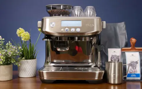 Sage Barista Pro: Perfekter Espresso dank einstellbarer Durchlaufzeit. Kaffeebohnen, Tassen und Milchkanne bereit für den Genuss.