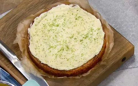 En saftig morotskaka med krämig frosting och limezest, redo att avnjutas. Ett perfekt morotskaka recept för alla tillfällen.