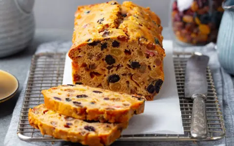 Wilgotny keks pełen bakalii, idealny na święta. Ten przepis na mokry keks zachwyci każdego.