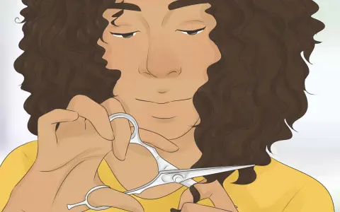 Persona con cabello castaño rizado a capas se corta el pelo con tijeras.