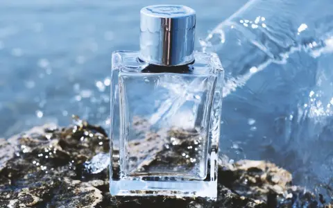 Wie frisch geduscht riechen? Die besten Parfums & Tricks