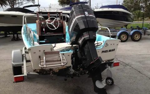 Un bateau sur remorque avec un moteur hors-bord Mercury 90 CV. Ce moteur 4 temps, bien entretenu, promet une longue durée de vie.