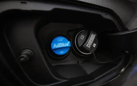 Dwa korki w samochodzie: niebieski z napisem AdBlue i DEF, czarny z napisem DIESEL. System SCR w dieslu wymaga dbałości.