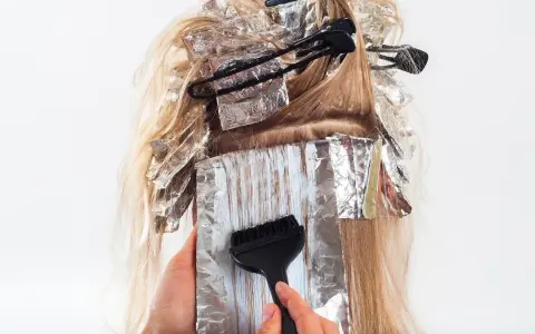 Haar entfärben: So entfernen Sie unerwünschte Haarfarbe effektiv